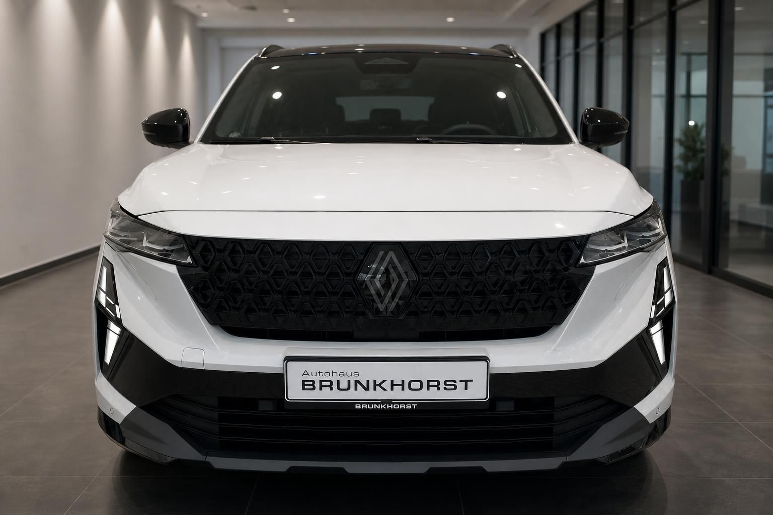 Renault Austral weiß Frontansicht mit Kühlergrill im Autohaus Brunkhorst