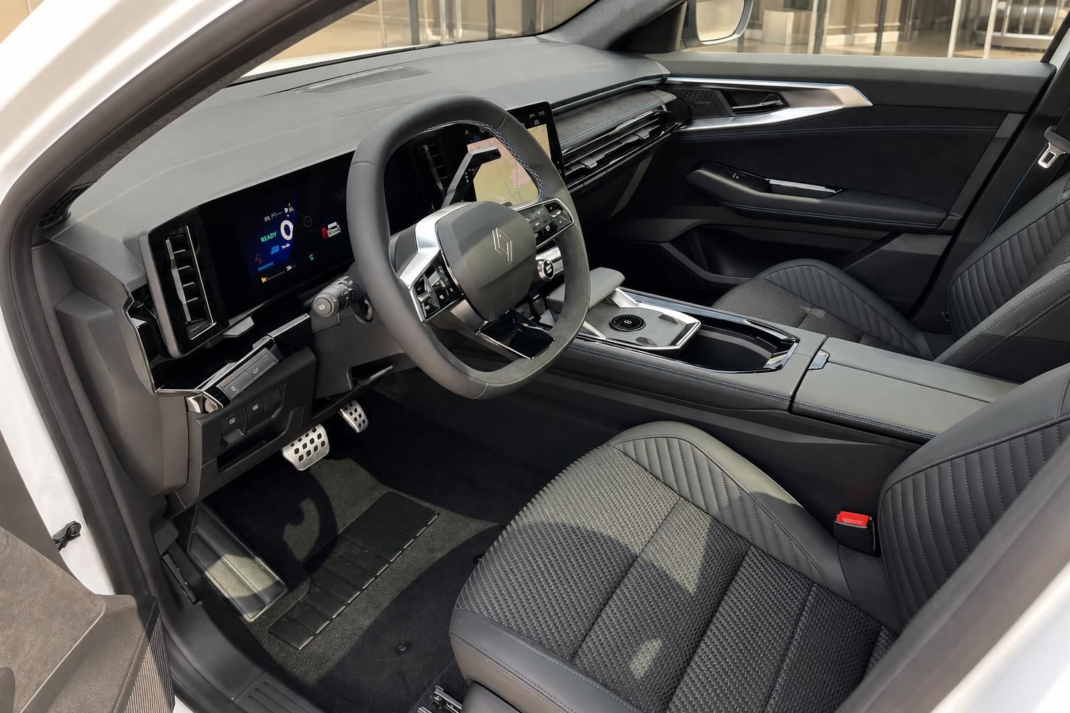 Renault Austral Innenraum Cockpit und Vordersitze im Detail