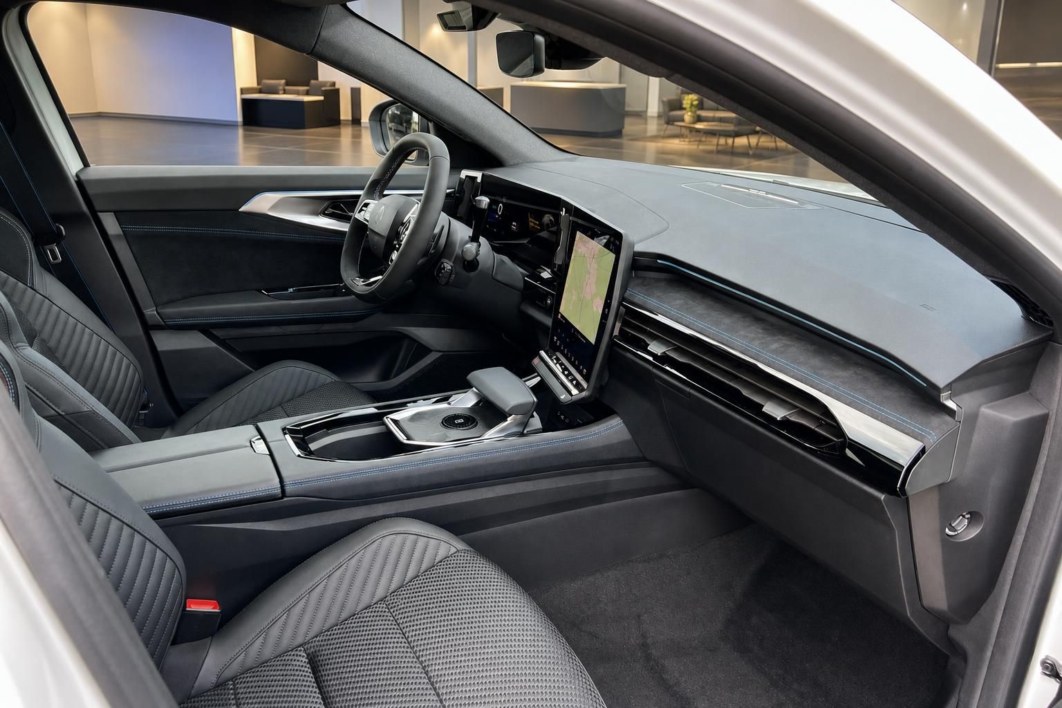 Renault Innenraum mit Cockpit, Lenkrad und Touchscreen-Navigation