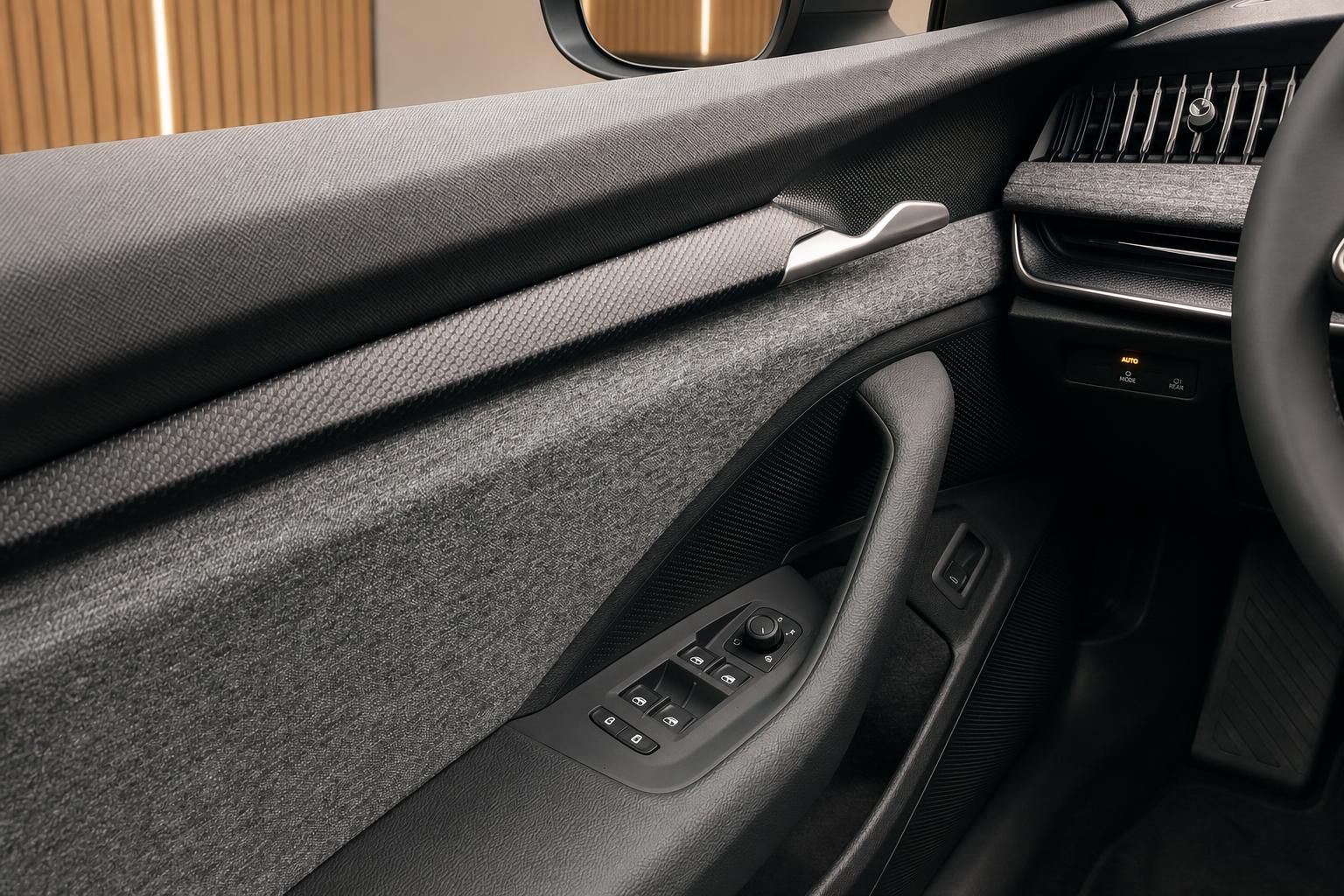 Skoda Türverkleidung mit elektrischen Fensterhebern und Sitzverstellung