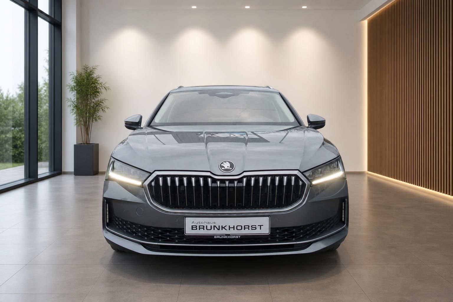 Skoda Superb Frontansicht grau im modernen Autohaus Showroom