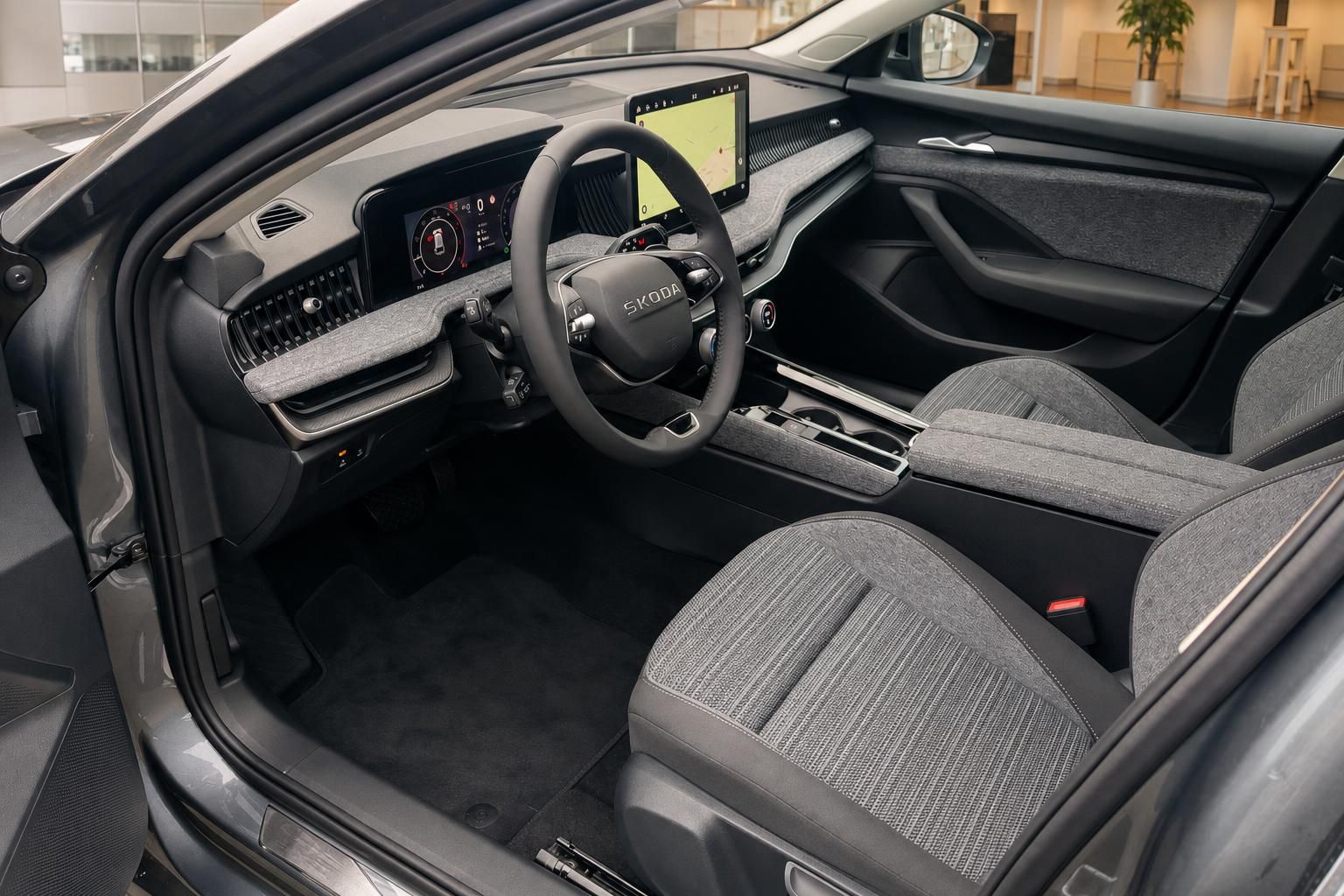 Skoda Superb Innenraum Fahrersicht mit Lenkrad und Infotainment