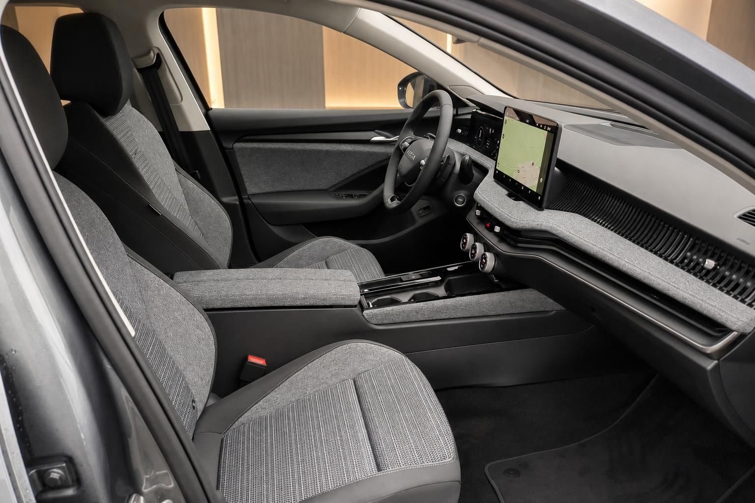 Skoda Innenraum Vordersitze mit grauem Stoff und modernem Infotainment-Display