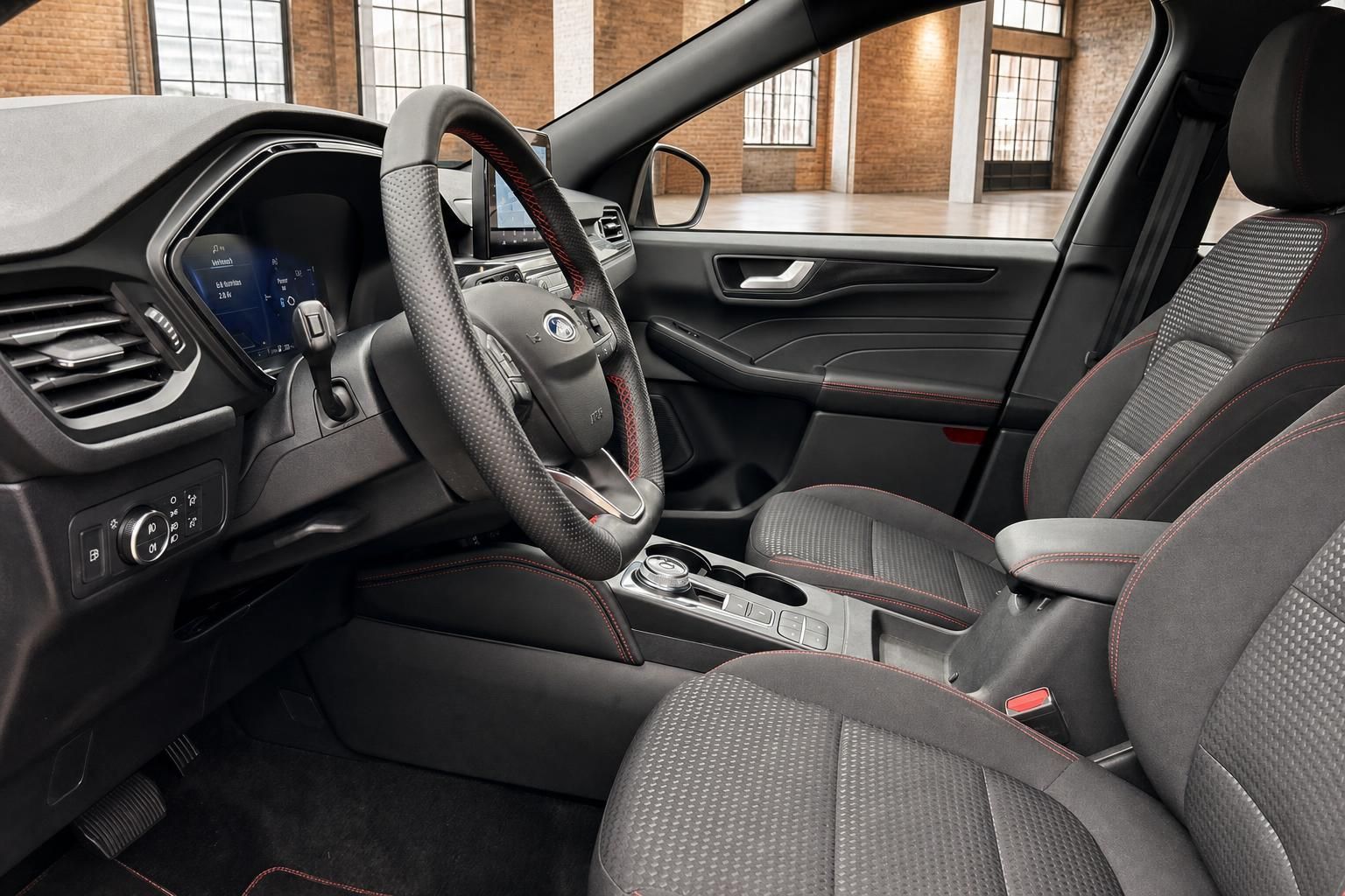Ford Innenraum mit Sportsitzen und rotem Ziernaht-Cockpit