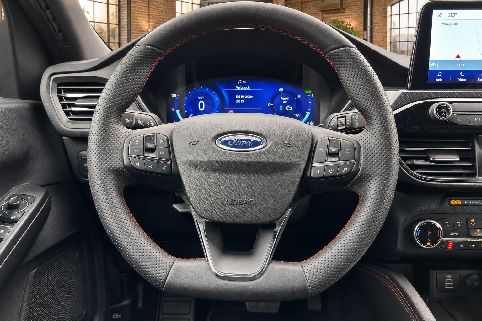 Ford Lenkrad Nahaufnahme mit digitalem Tacho und Navi