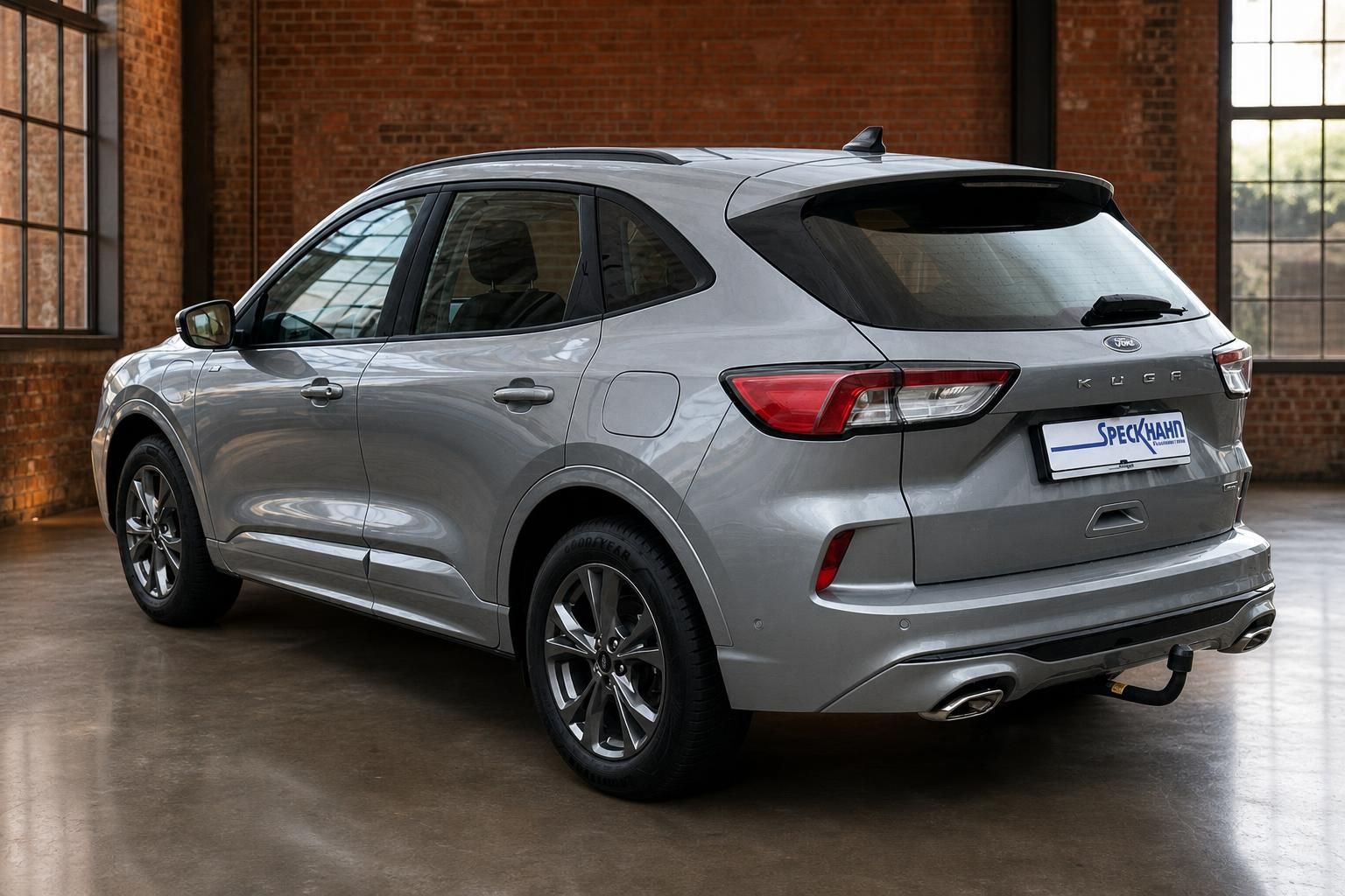 Ford Kuga Heckansicht schräg, silberner SUV mit Anhängerkupplung