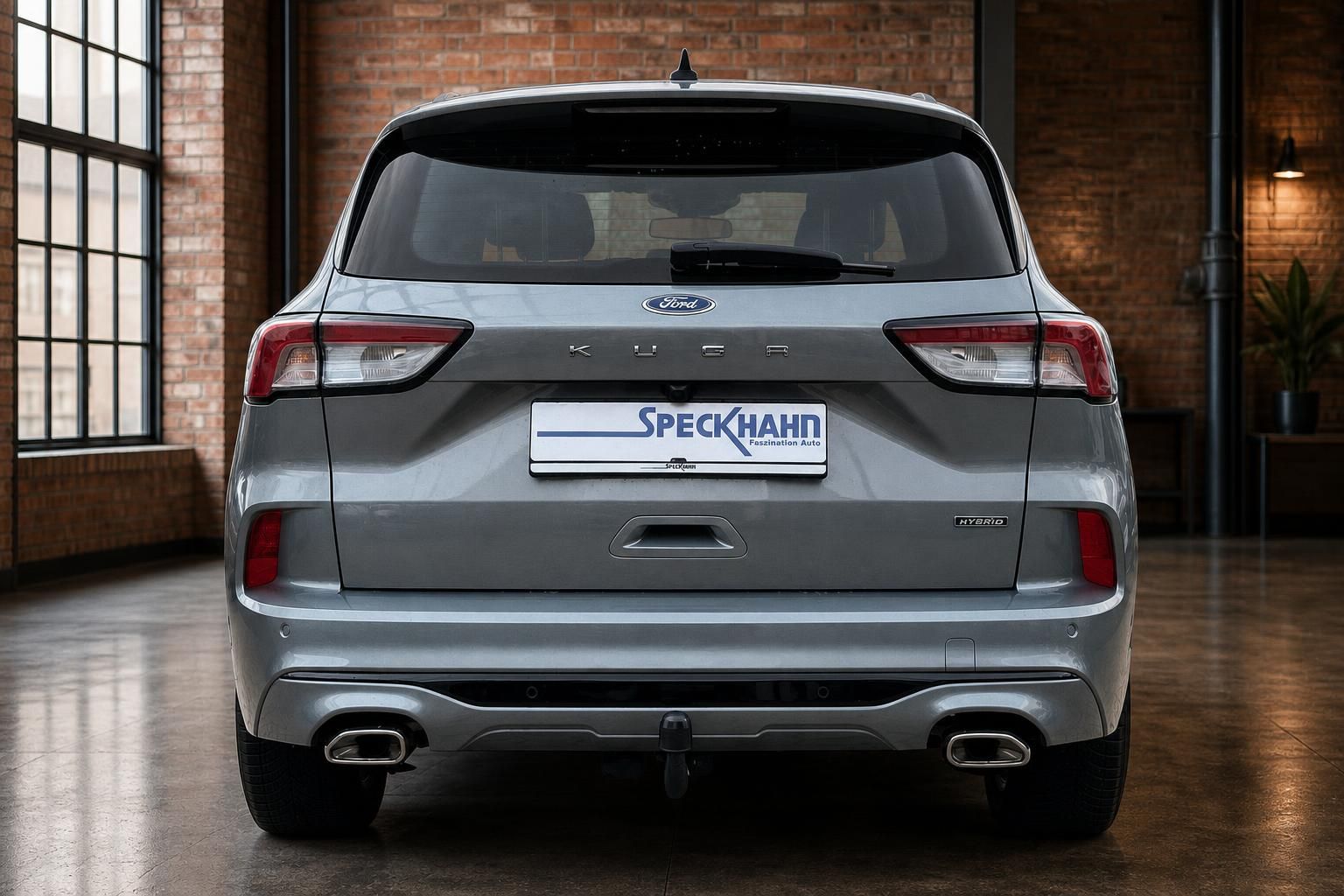 Ford Kuga Hybrid Heckansicht frontal, silberner SUV mit Doppelauspuff