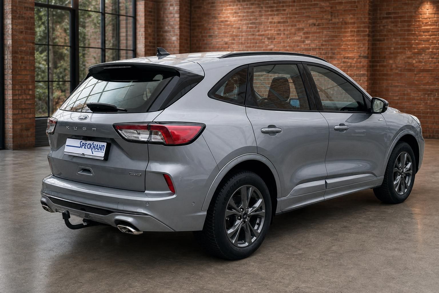 Ford Kuga Hybrid Heckansicht schräg, silbergrauer SUV mit Alufelgen