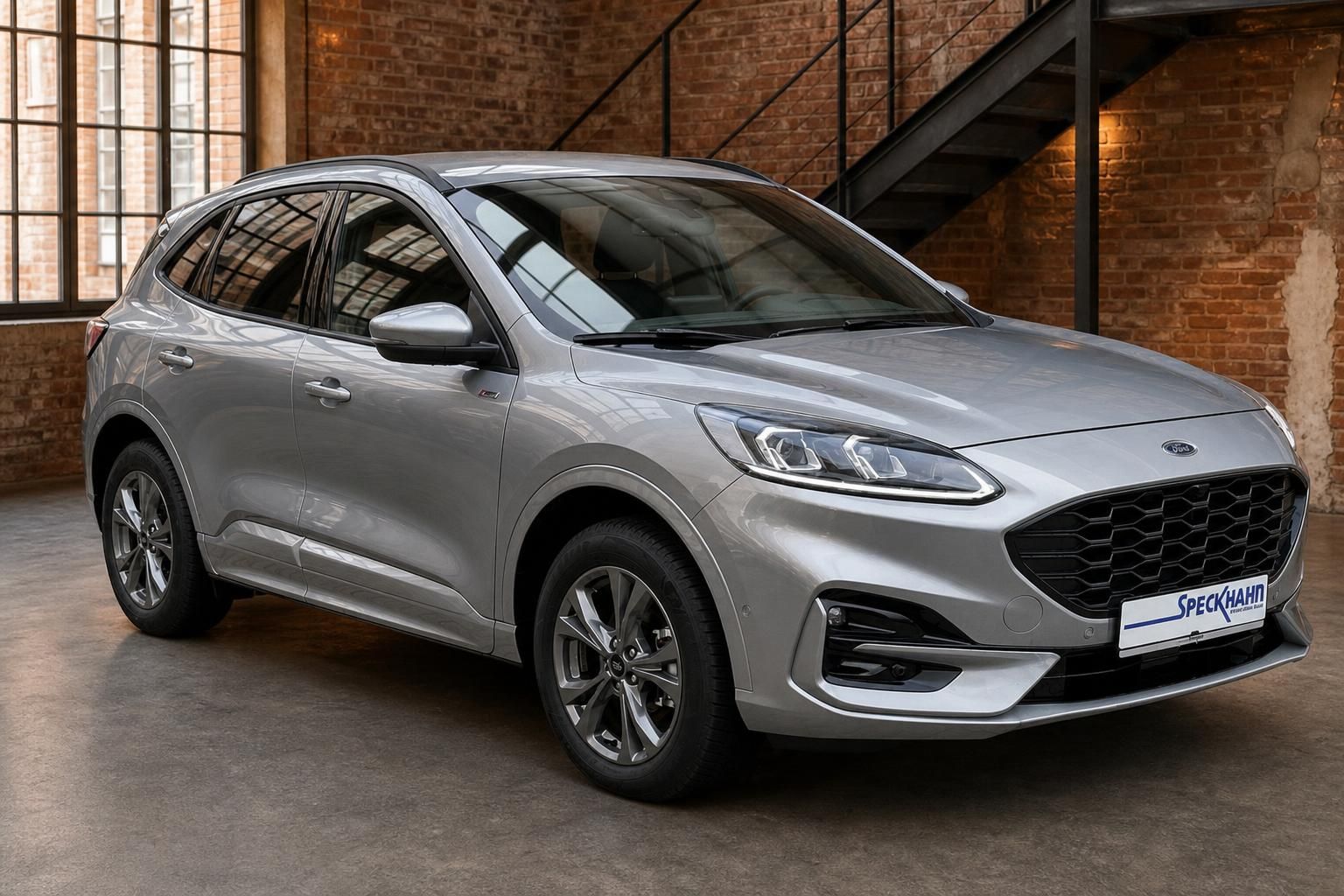 Ford Kuga Seitenansicht schräg vorne, silbergrauer SUV in Loft