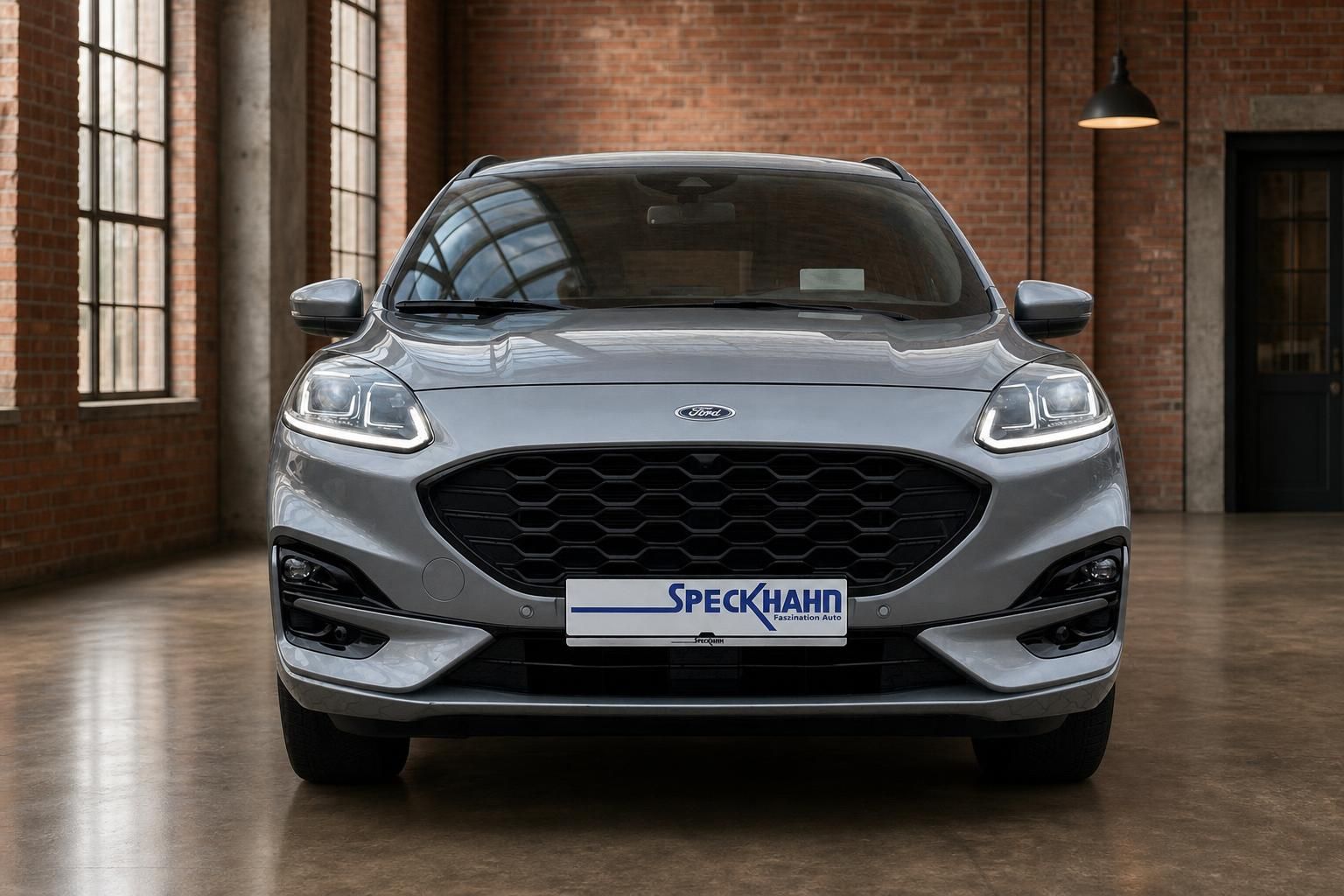 Ford Kuga in Silber, Frontansicht in Industriehalle beim Haendler Speckhahn