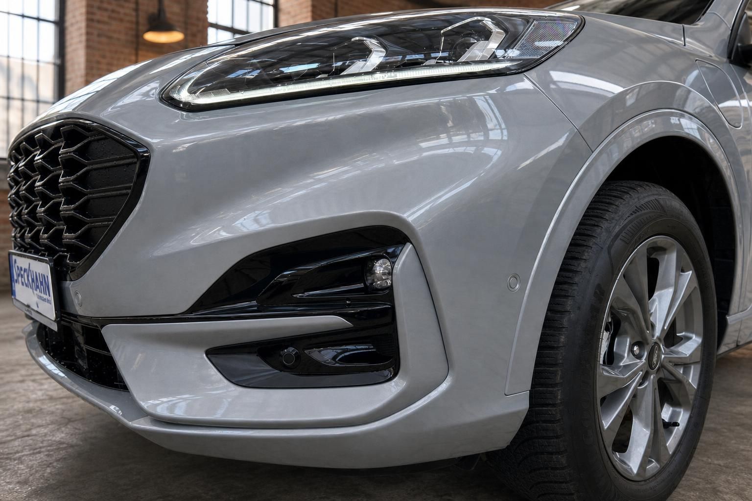 Ford Kuga Detailansicht Frontstossstange, Scheinwerfer und Felge in Silber