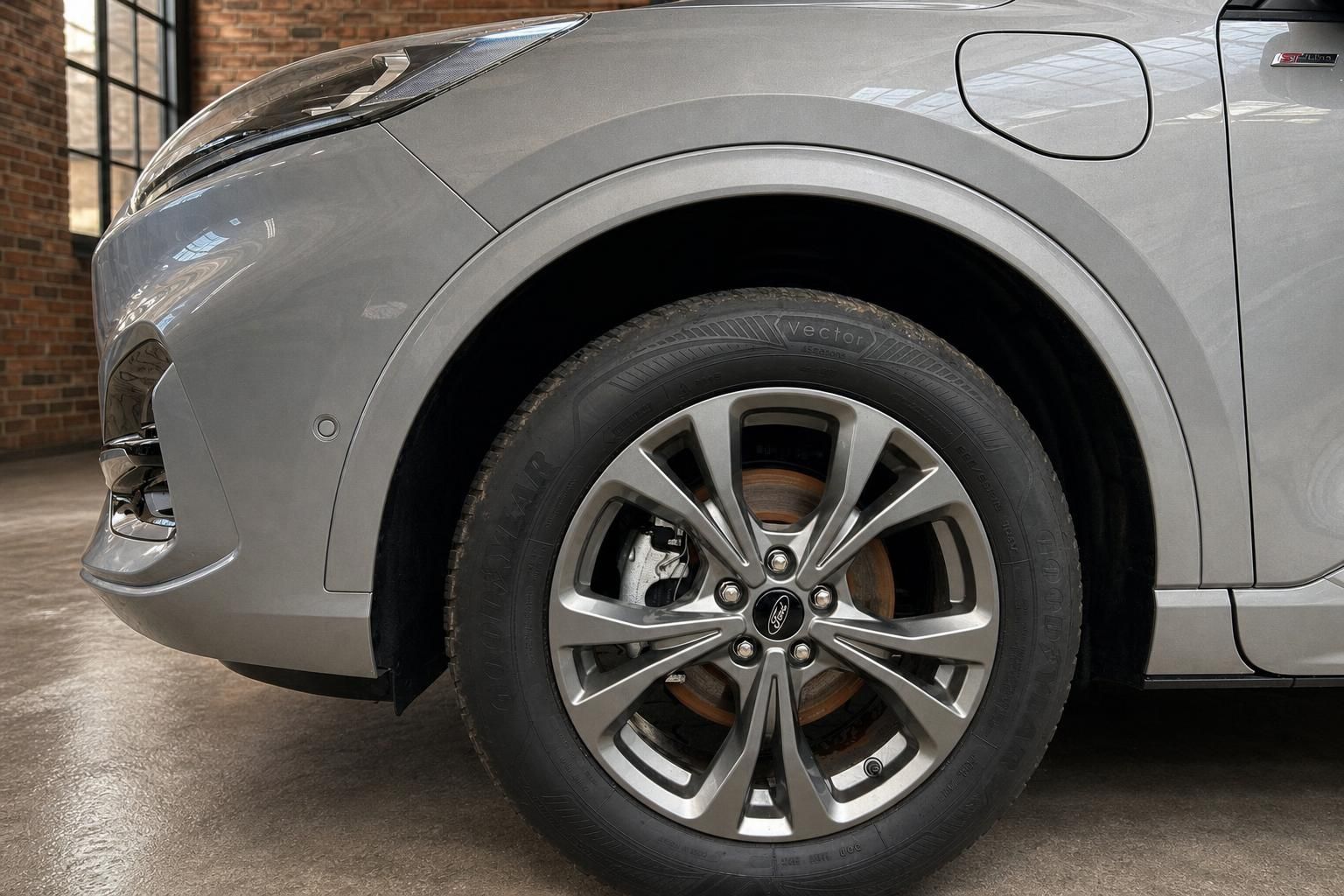 Ford Kuga ST-Line Nahaufnahme Leichtmetallfelge und Vorderrad in Silber