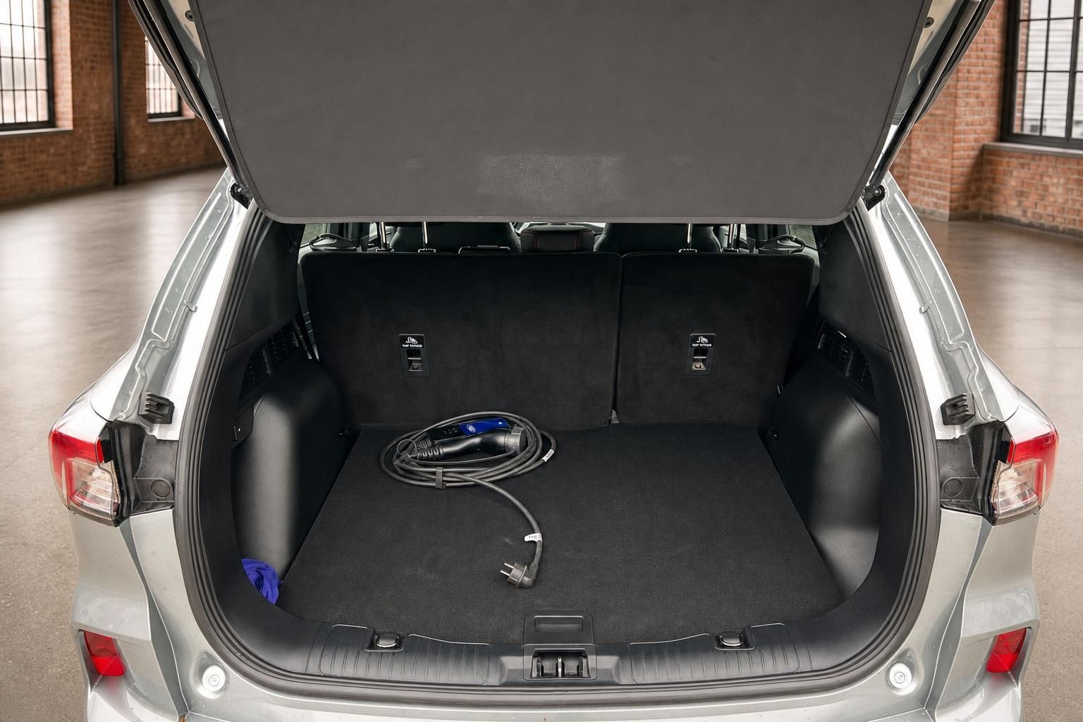 Ford Kuga Kofferraum mit Ladekabel fuer Plug-in-Hybrid, Blick von oben