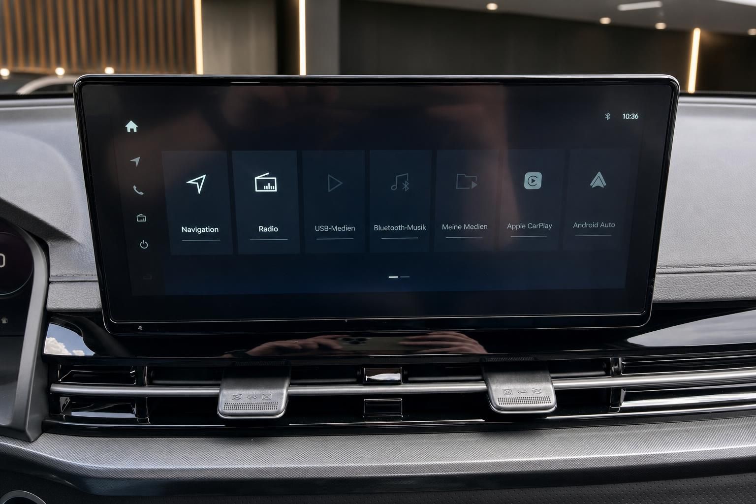 Infotainment-Display mit Navigation, Apple CarPlay und Android Auto im Fahrzeug