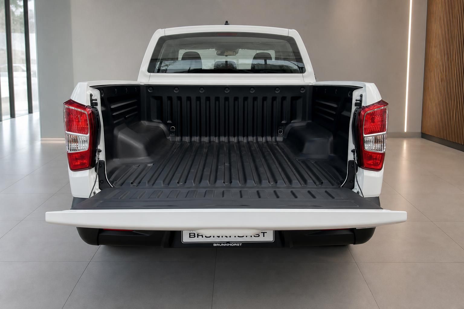 Pickup-Ladefläche mit geöffneter Heckklappe und Kunststoff-Bettliner in Weiß