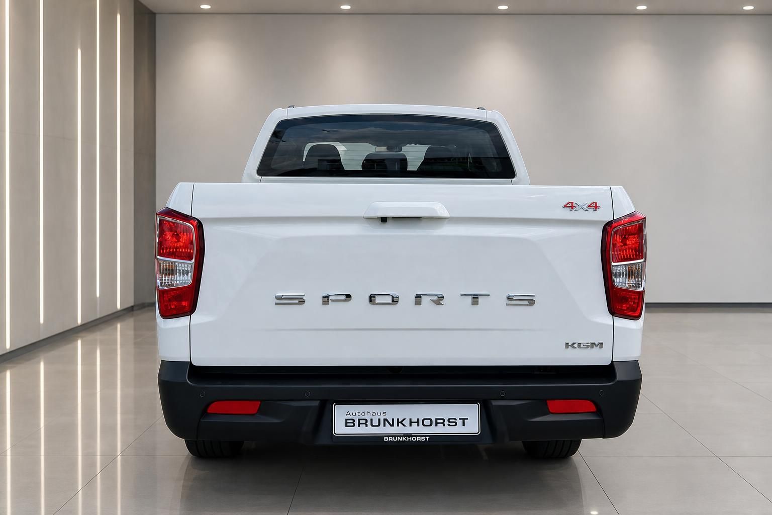 KGM Sports Pickup weiss Heckansicht mit 4x4 Schriftzug im Autohaus Brunkhorst