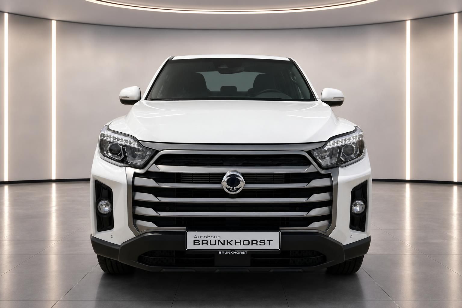 SsangYong Pickup weiss Frontalansicht Kuehlergrill im Autohaus Brunkhorst
