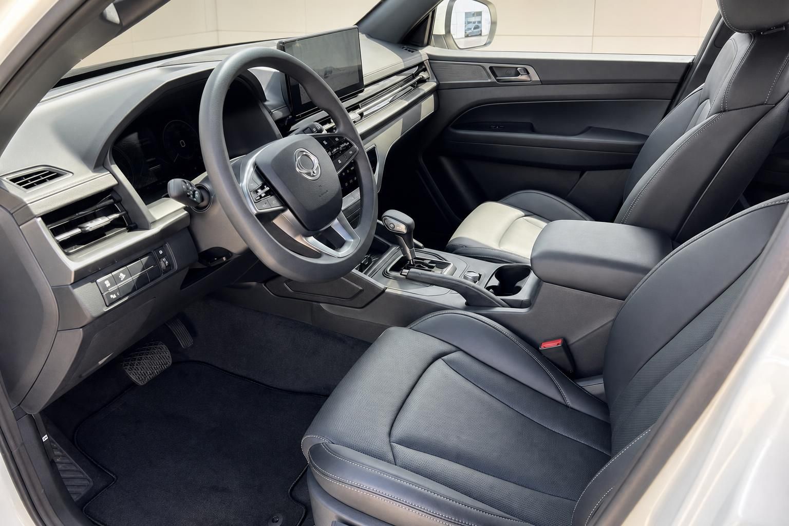 Innenraum SsangYong Pickup Vordersitze schwarz mit Lederausstattung