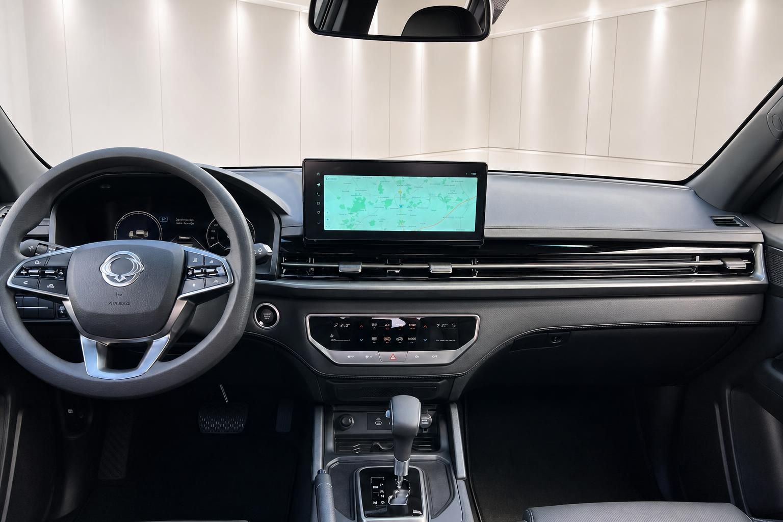 Cockpit SsangYong Pickup mit Navigationssystem und digitalem Display