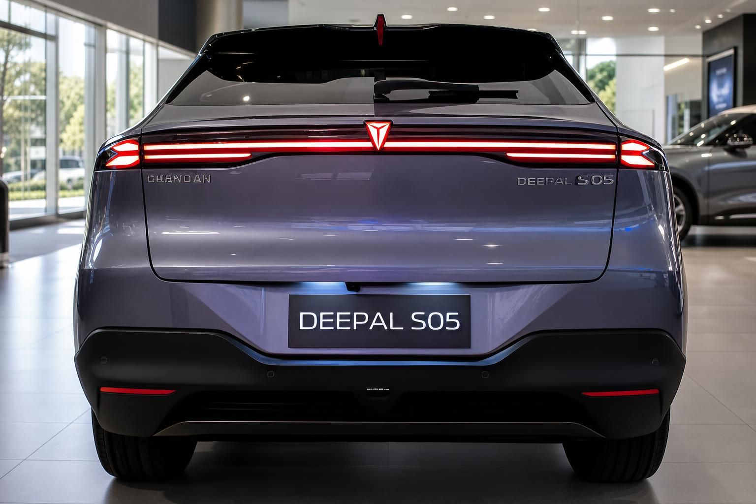 Deepal S05 Heckansicht mit LED-Leuchtband im Autohaus
