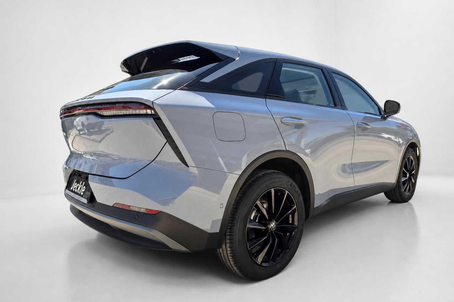 Silbernes SUV Coupé Heckansicht mit Panoramadach und Leichtmetallfelgen