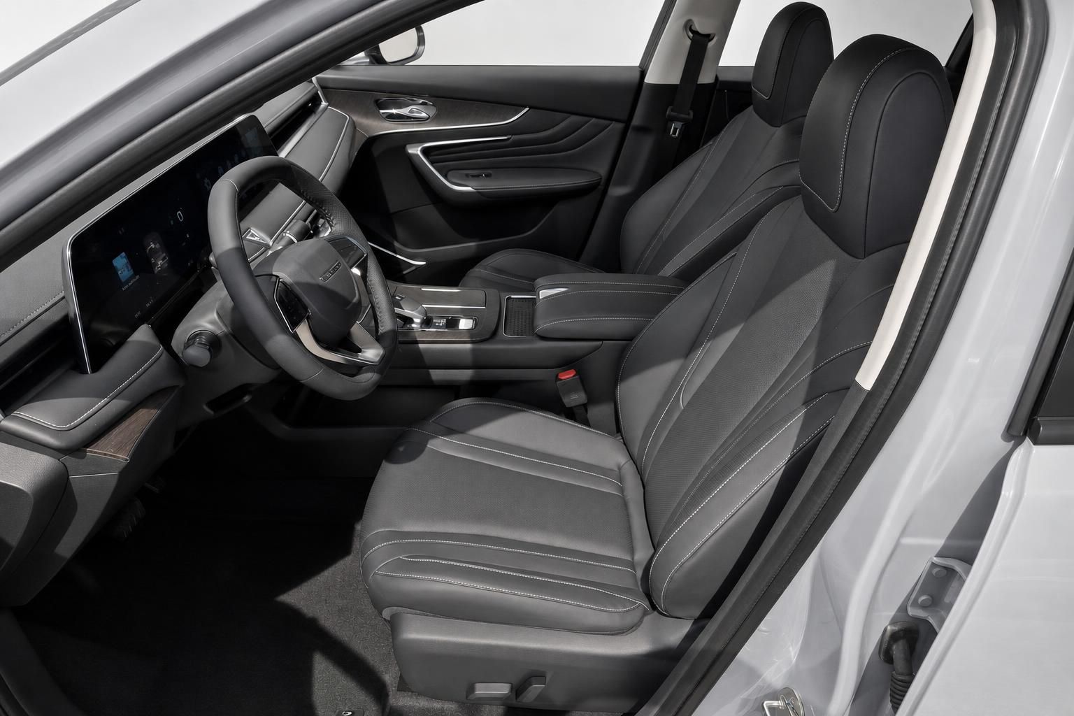 Vorderer Innenraum eines SUV mit schwarzen Ledersitzen und digitalem Cockpit