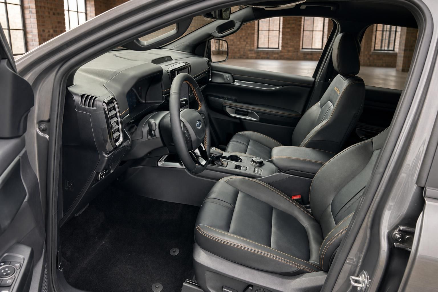 Ford Ranger Innenraum mit schwarzen Ledersitzen und Cockpit Ansicht