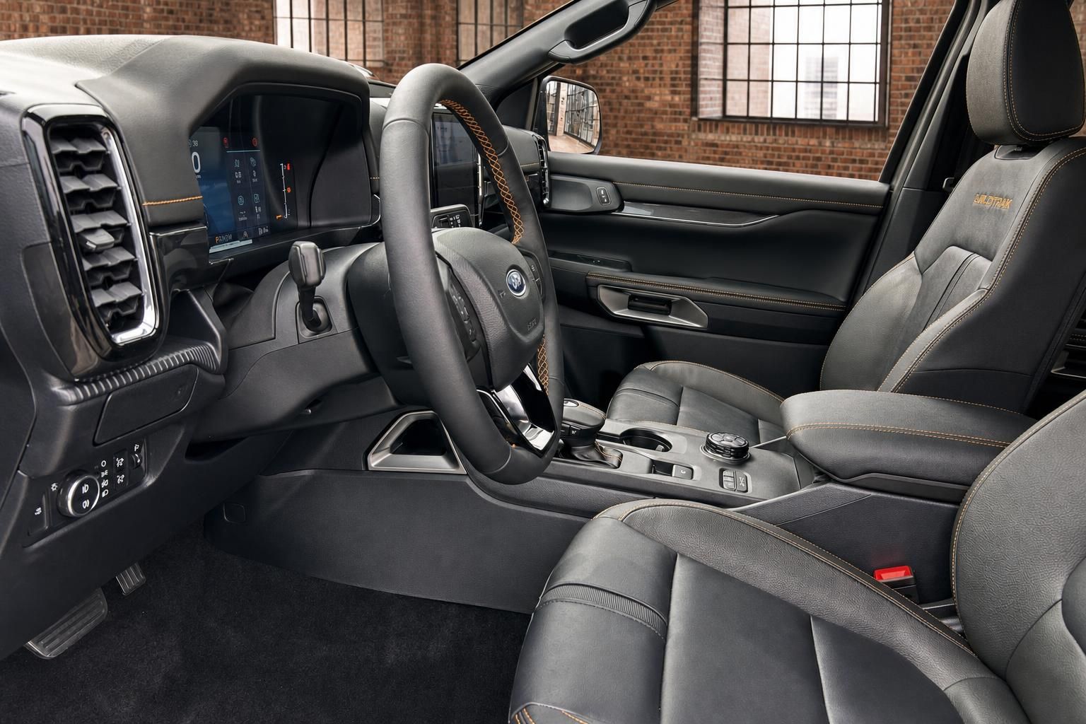 Ford Ranger Wildtrak Innenraum mit Ledersitzen und Cockpit