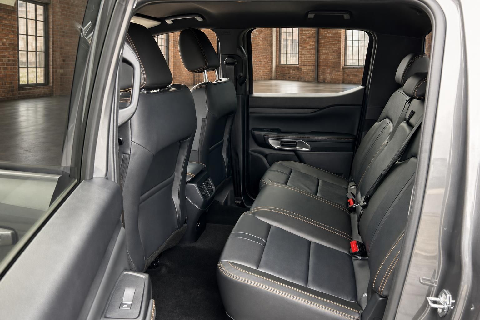 Ford Ranger Rücksitze mit Lederausstattung und viel Beinfreiheit
