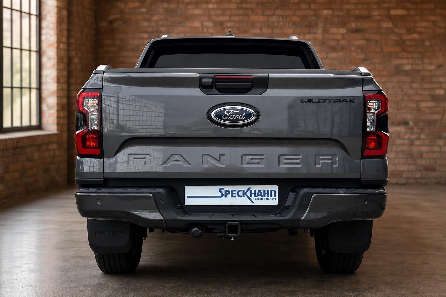 Ford Ranger Wildtrak grau, direkte Heckansicht in Ausstellungshalle