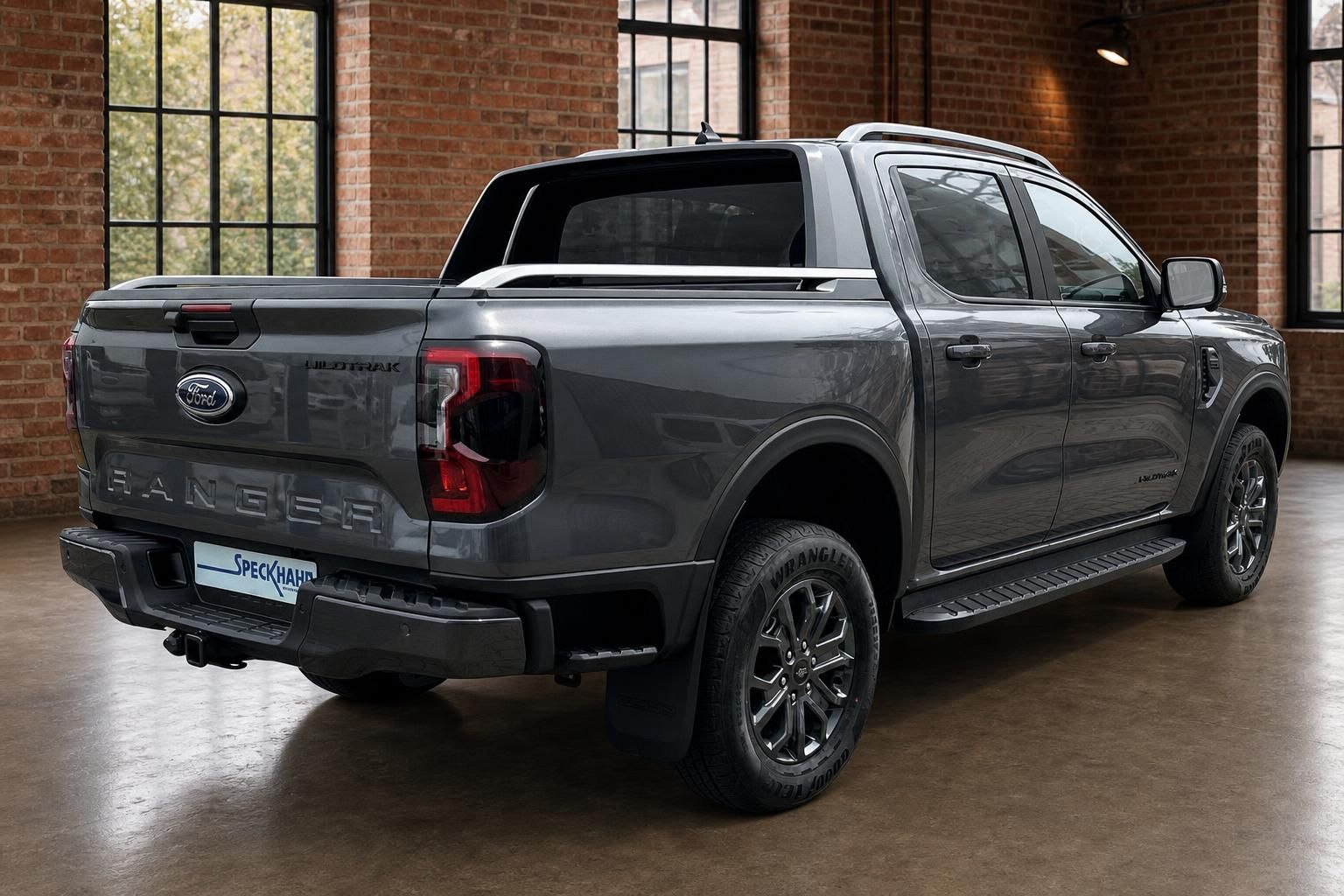Ford Ranger Wildtrak grau, Heckansicht seitlich in Loft-Ausstellung