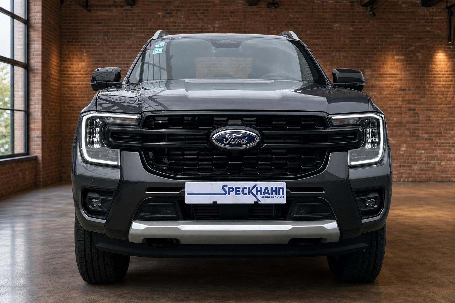 Ford Ranger Pickup Frontansicht mit LED-Scheinwerfern in grauer Lackierung