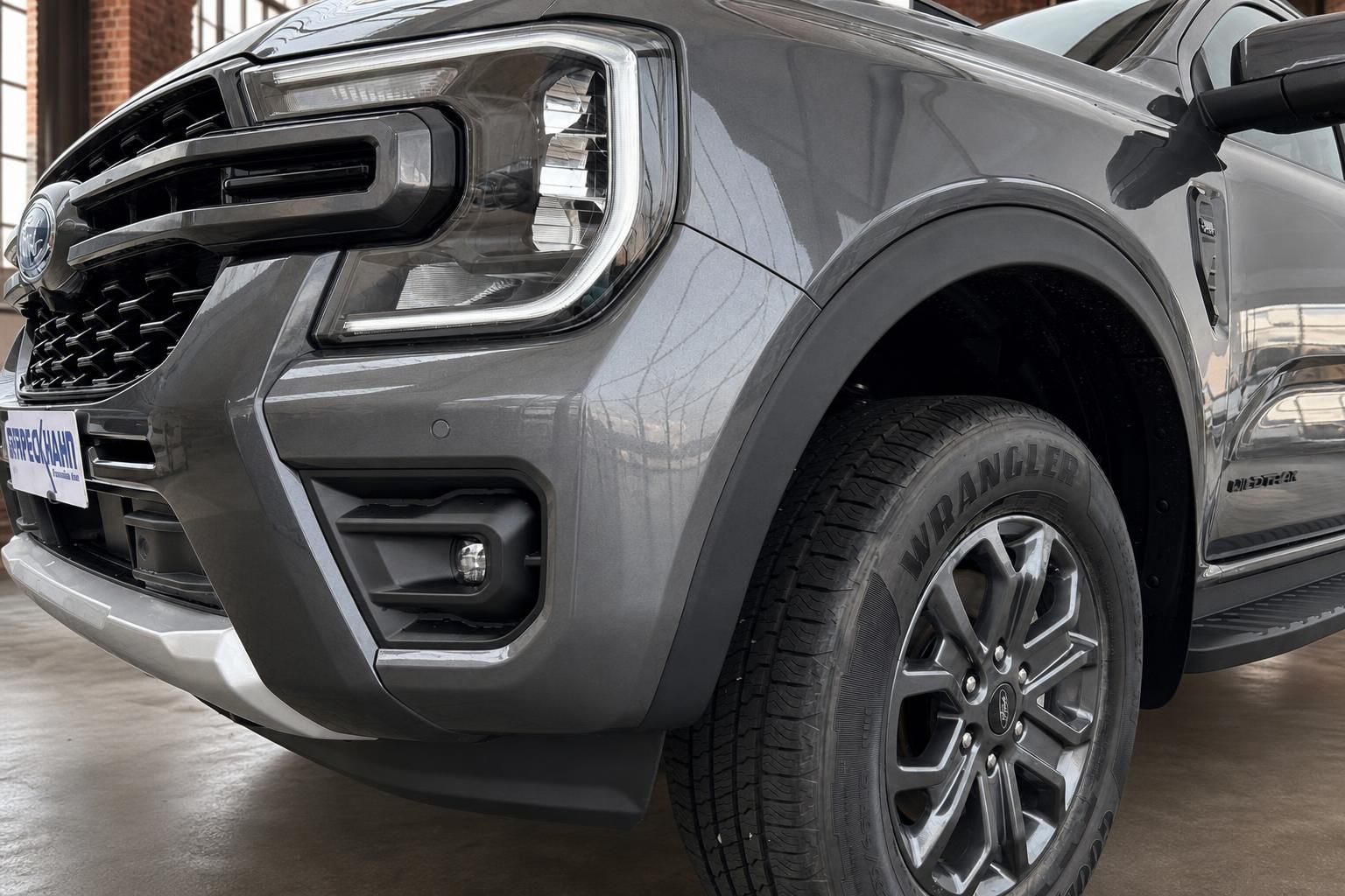 Ford Ranger Wildtrak Detailansicht Frontstoßstange und Felge in grau