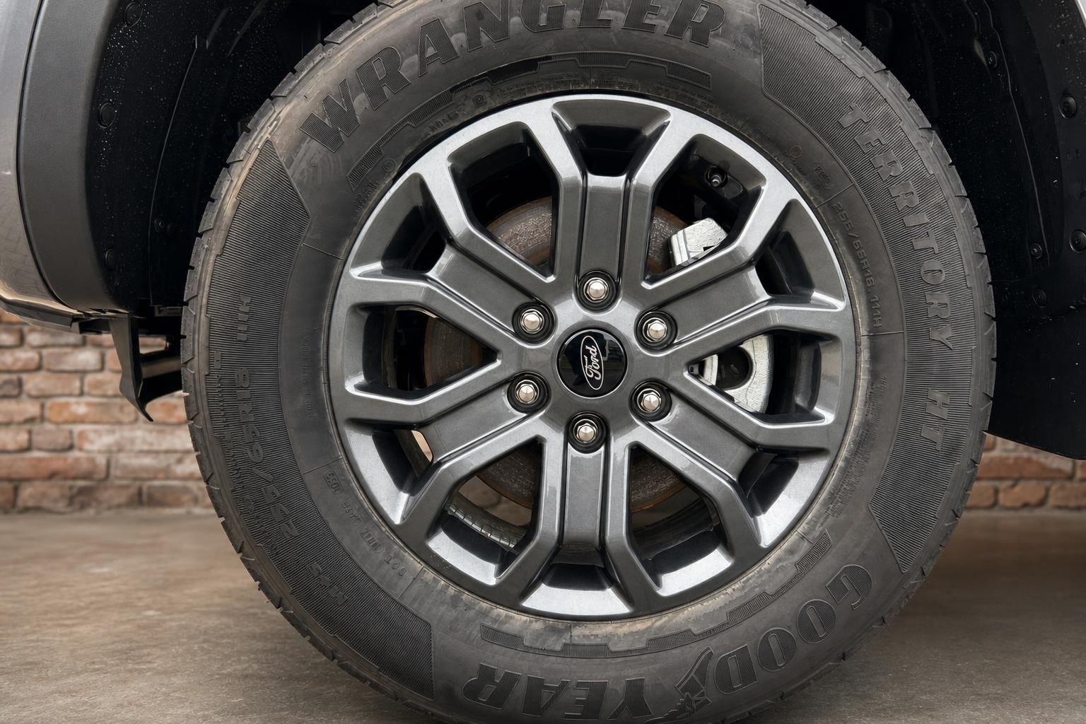 Ford Ranger Leichtmetallfelge mit Goodyear Wrangler Reifen Nahaufnahme