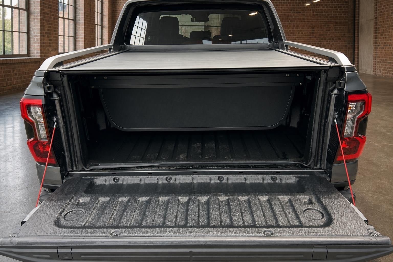 Ford Ranger Pickup Ladefläche mit Laderaumabdeckung und offener Heckklappe