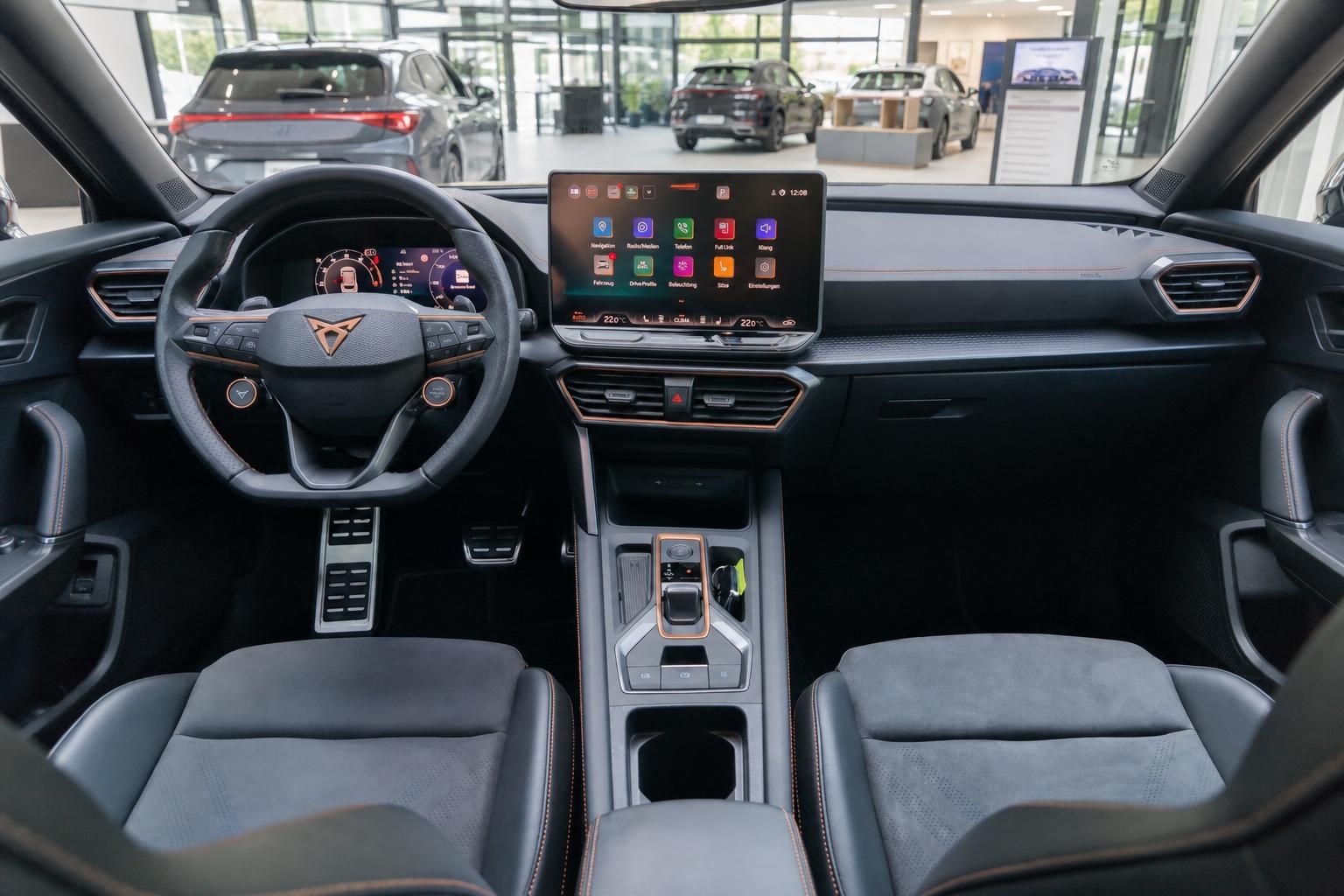 Cupra Cockpit mit Touchscreen Infotainment und digitalem Tacho