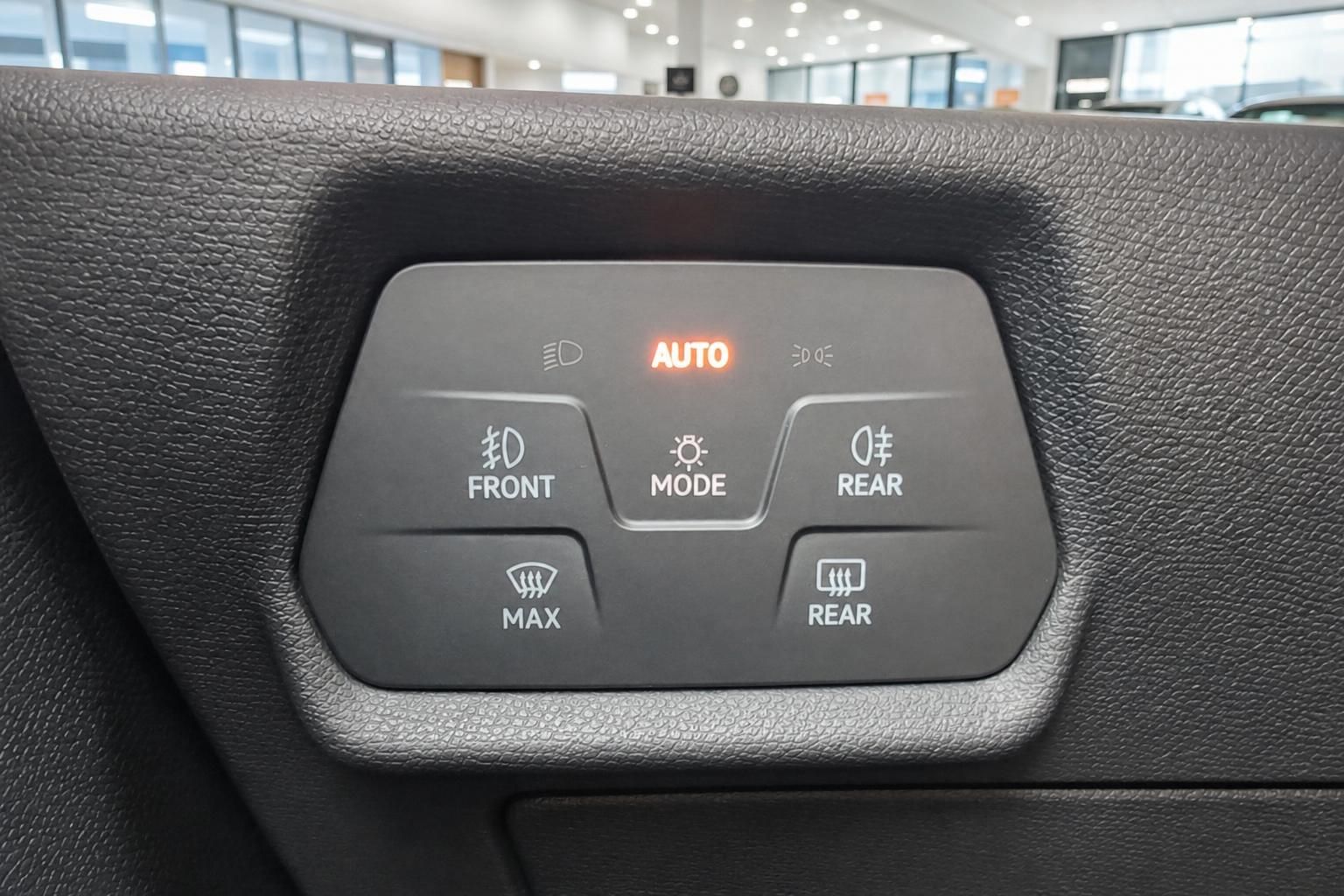 Lichtschalter und Bedienelemente im Fahrzeuginnenraum