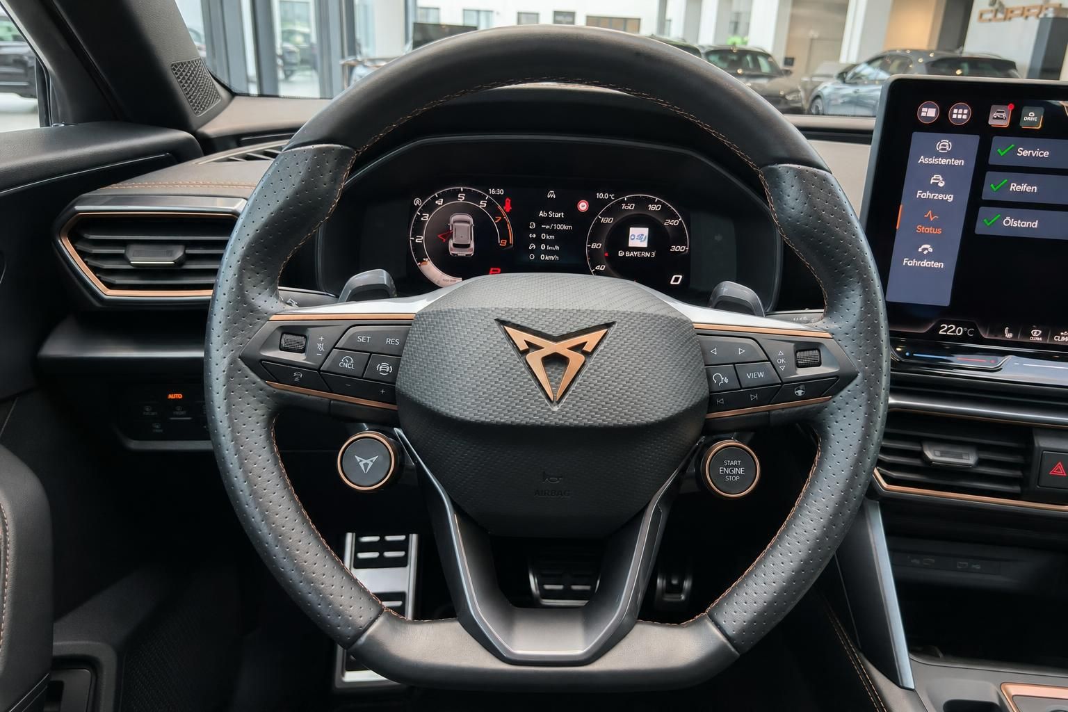 Cupra Lenkrad mit Cockpit und Infotainment-Display