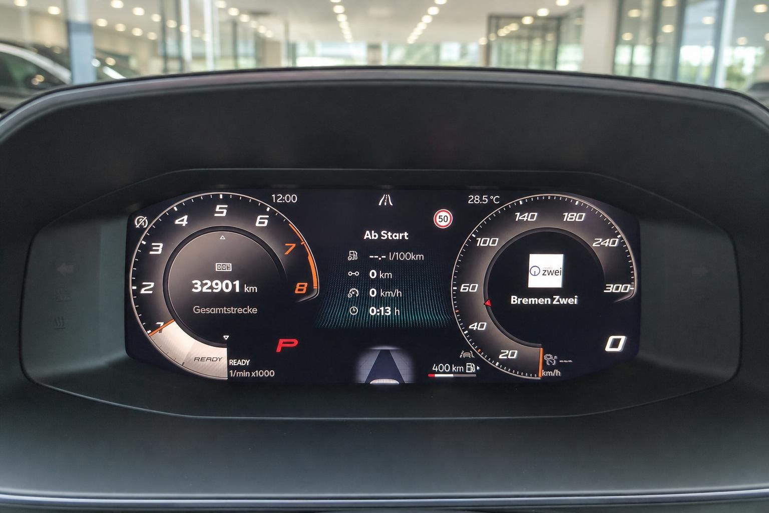 Digitales Kombiinstrument mit Tachometer und Kilometerstand