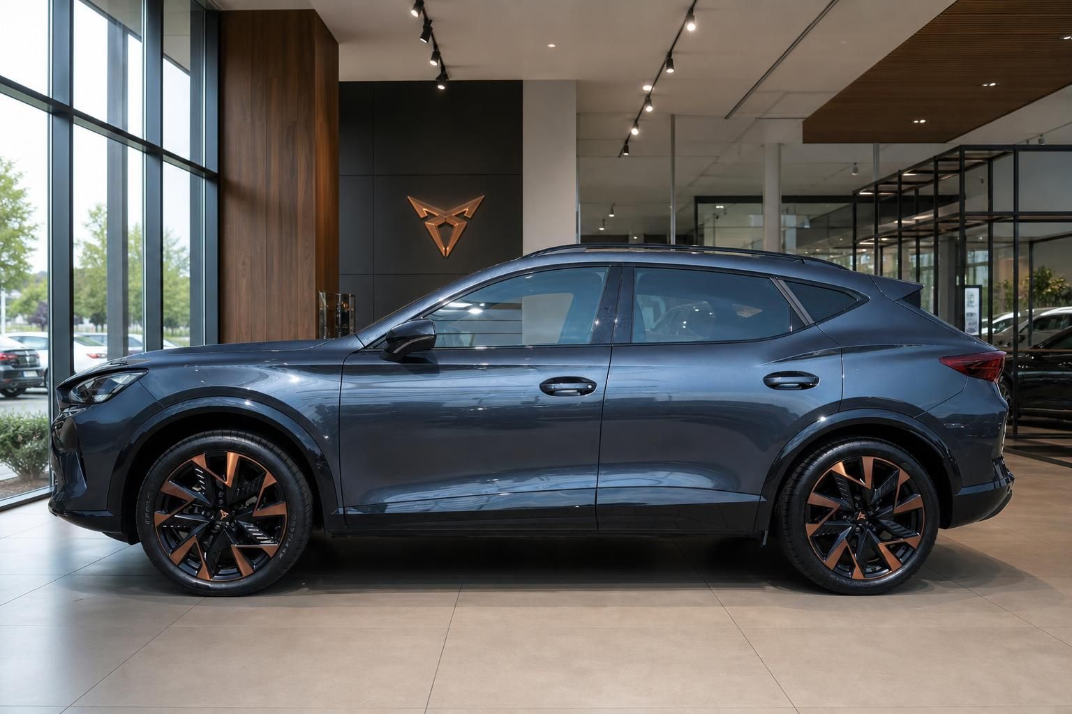 Cupra Formentor Seitenansicht dunkelgrau im Autohaus Showroom