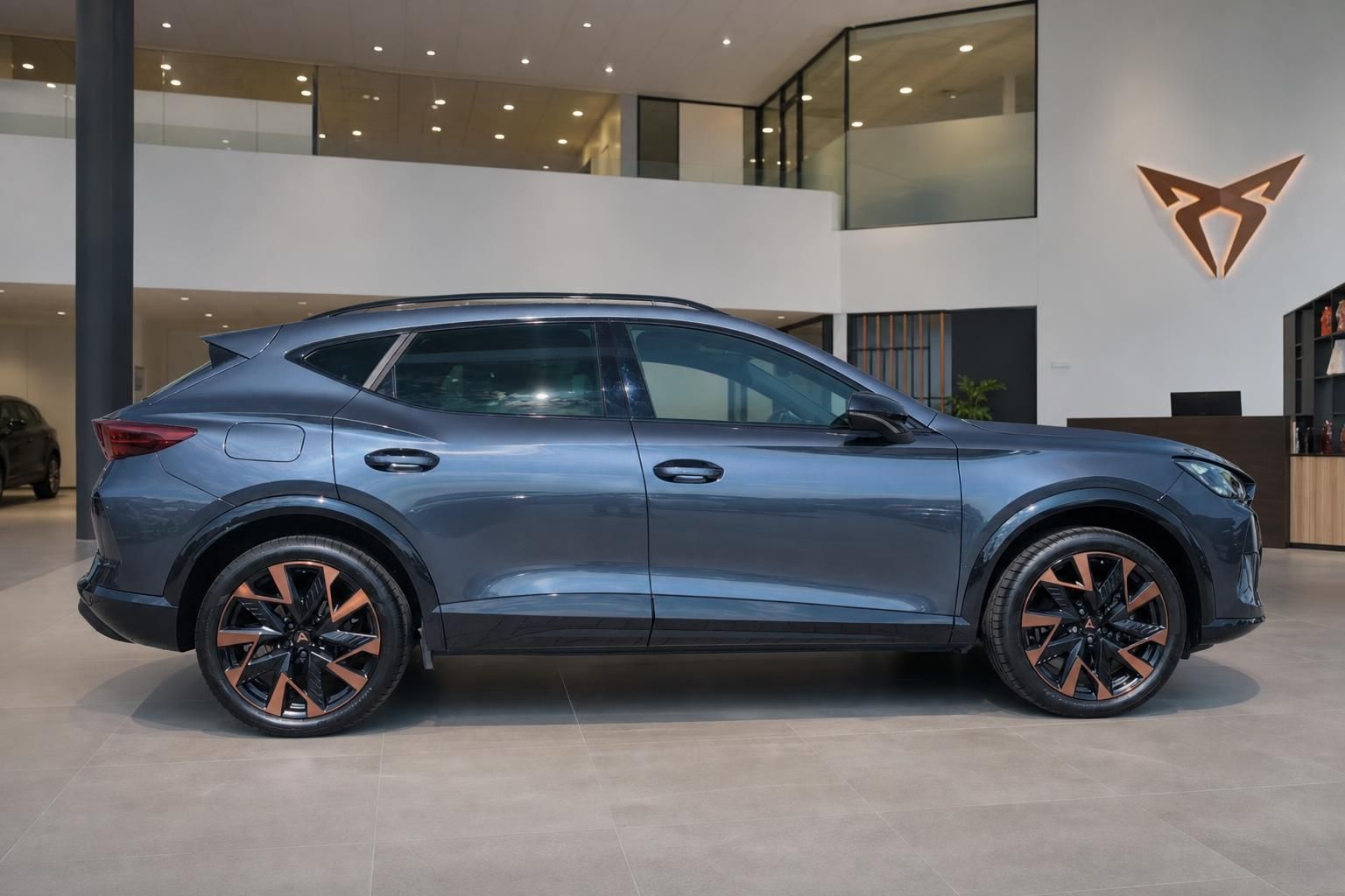 Cupra Formentor grau metallic Seitenansicht im Autohaus