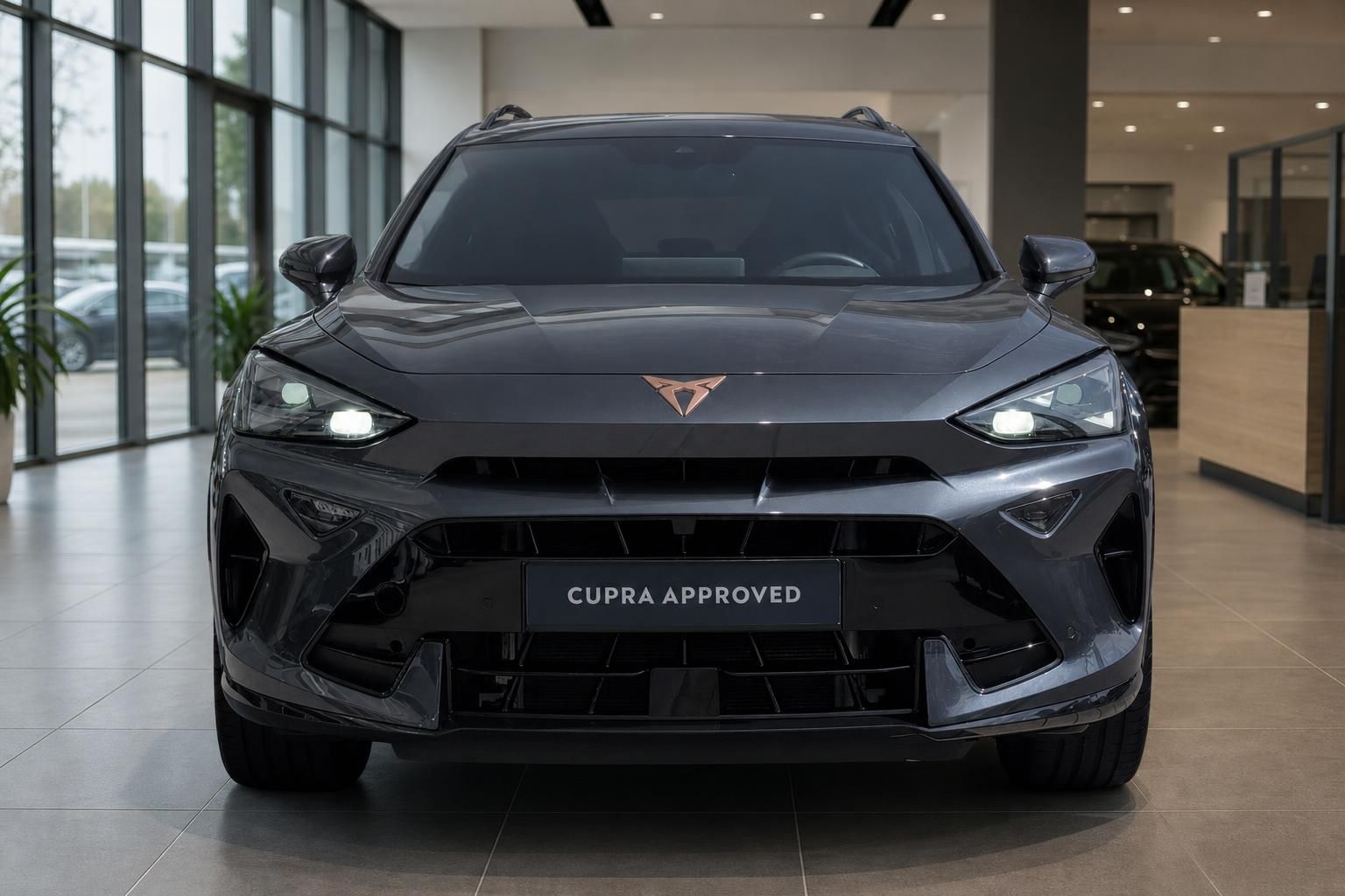 Cupra Formentor Frontansicht mit LED-Scheinwerfern im Showroom