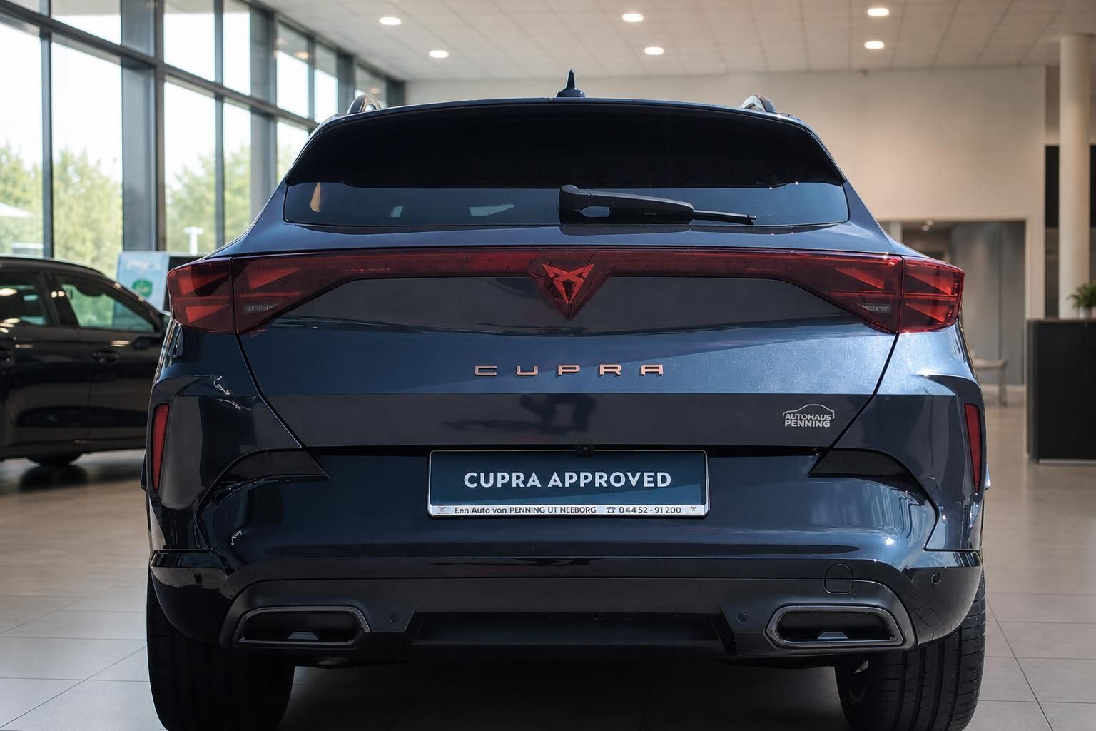 Cupra Heckansicht mit LED-Rückleuchten im Autohaus Penning