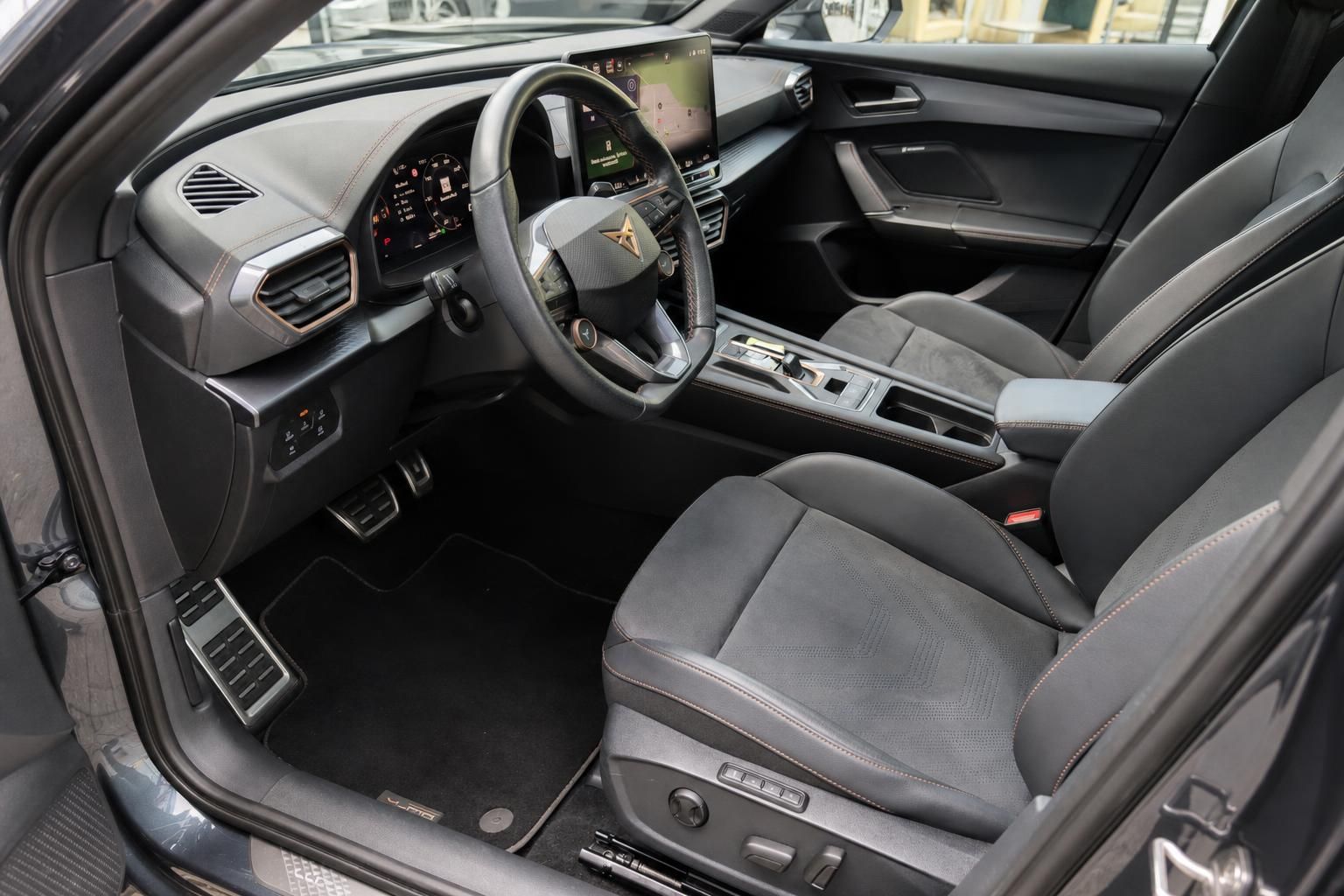 Cupra Fahrerraum mit Lenkrad, Cockpit und Sportsitzen