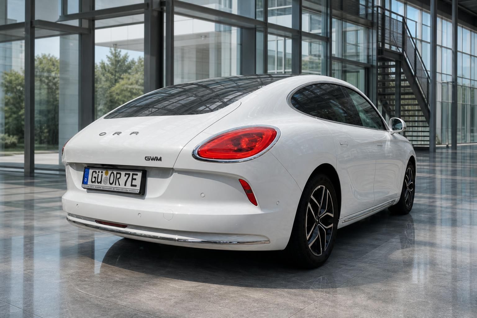 GWM ORA 07 weiss – Heckansicht mit Rückleuchten und deutschem Kennzeichen im Showroom