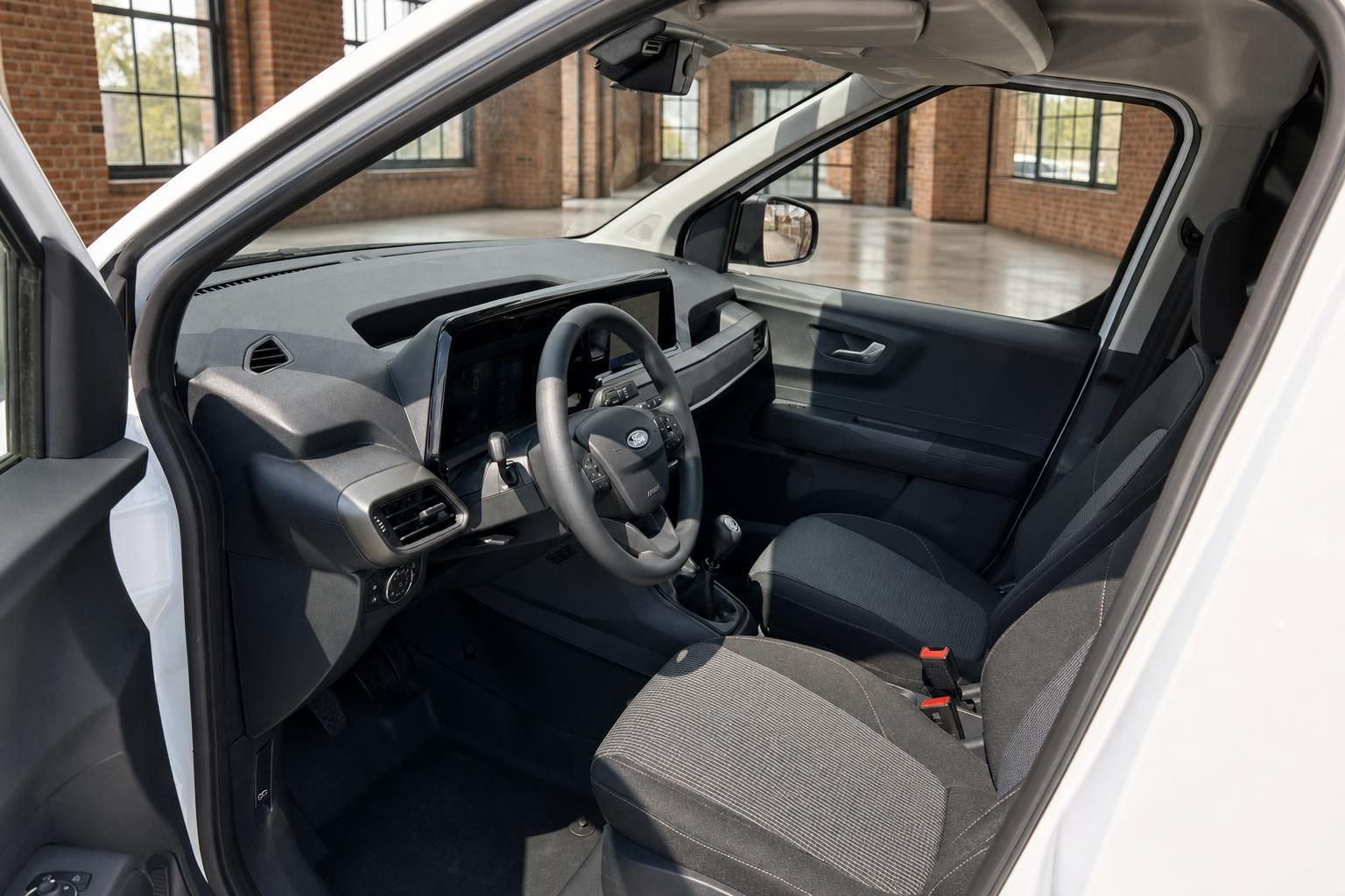 Innenraum Ford Transcourier mit Cockpit, Lenkrad und Fahrersitz