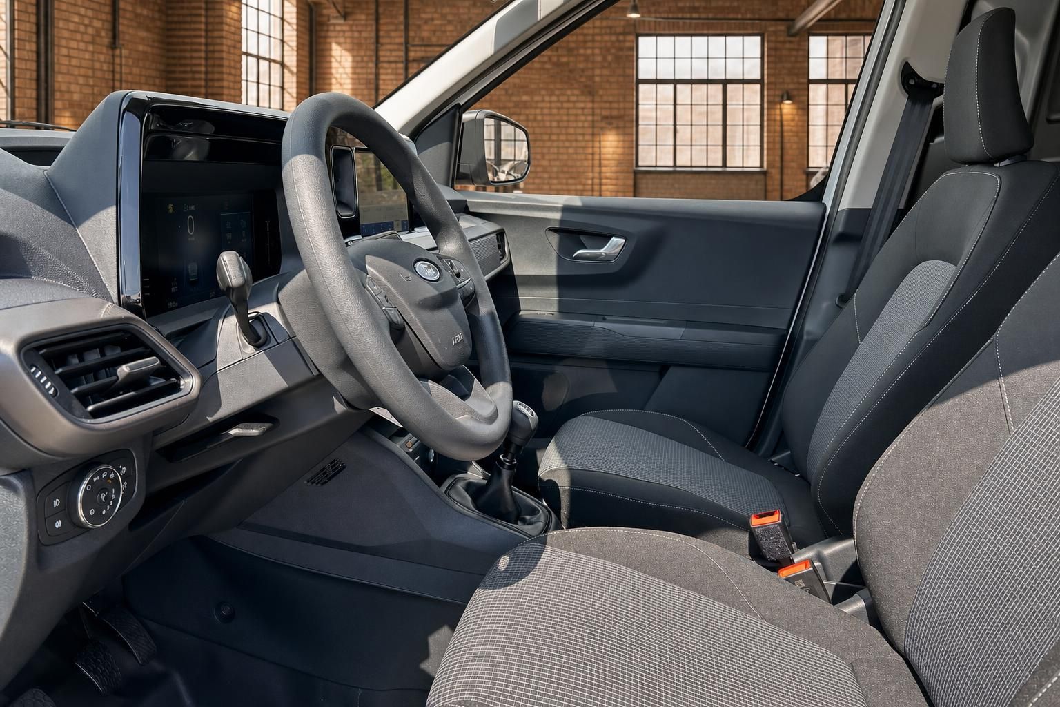 Innenraum Ford Transit Courier mit Lenkrad, Schaltung und Sitzen