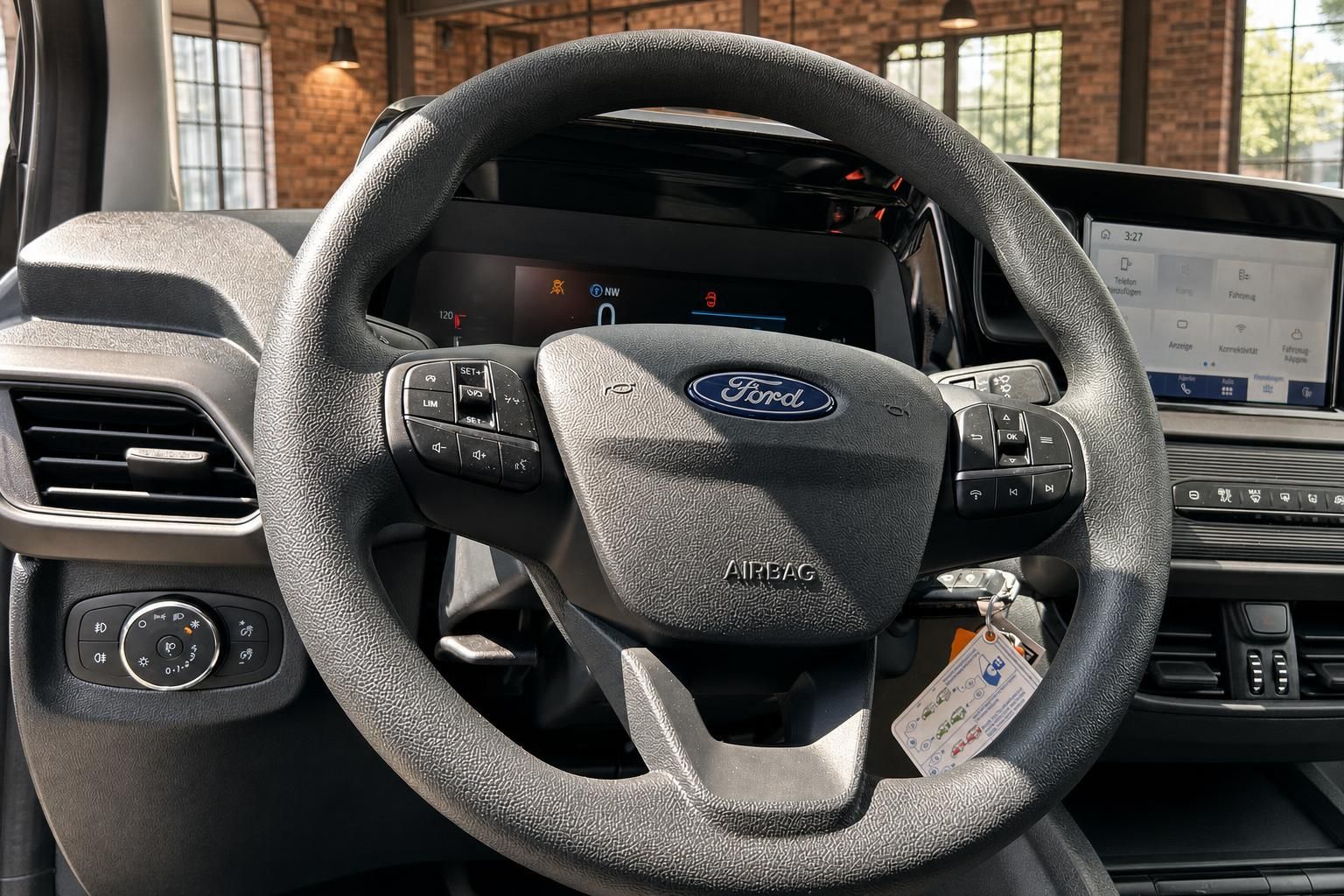 Nahaufnahme Lenkrad und Cockpit Ford mit digitalem Display
