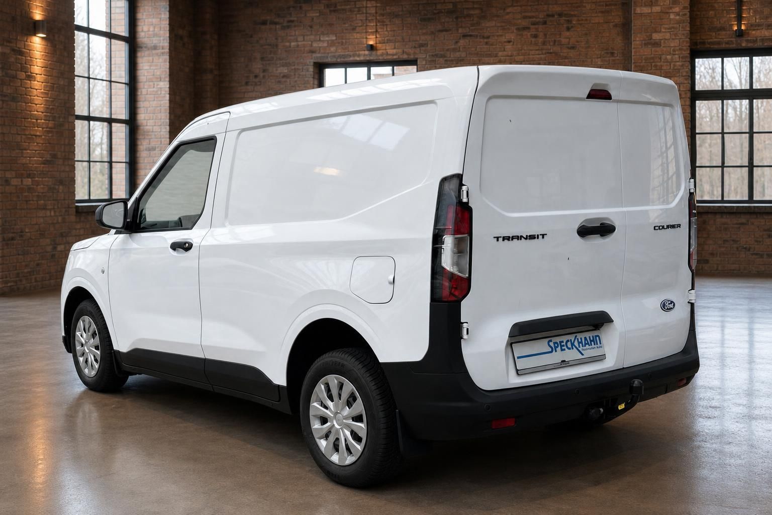 Ford Transit Courier weiß Heckansicht seitlich im Autohaus