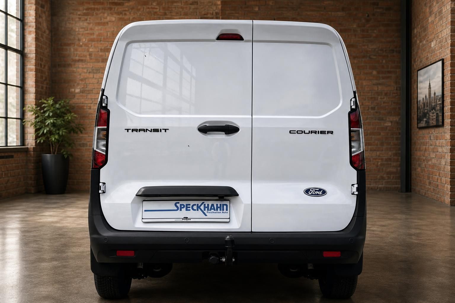 Ford Transit Courier weiß Heckansicht frontal im Autohaus